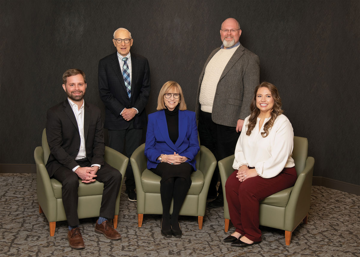 사무실 토론의 젊은 사업가 똑똑한 진지한 스톡 벡터(로열티 프리) 1807241677 | Shutterstock, image size:1200x857